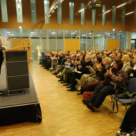 Blick auf Zuschauerreihen in einem Saal