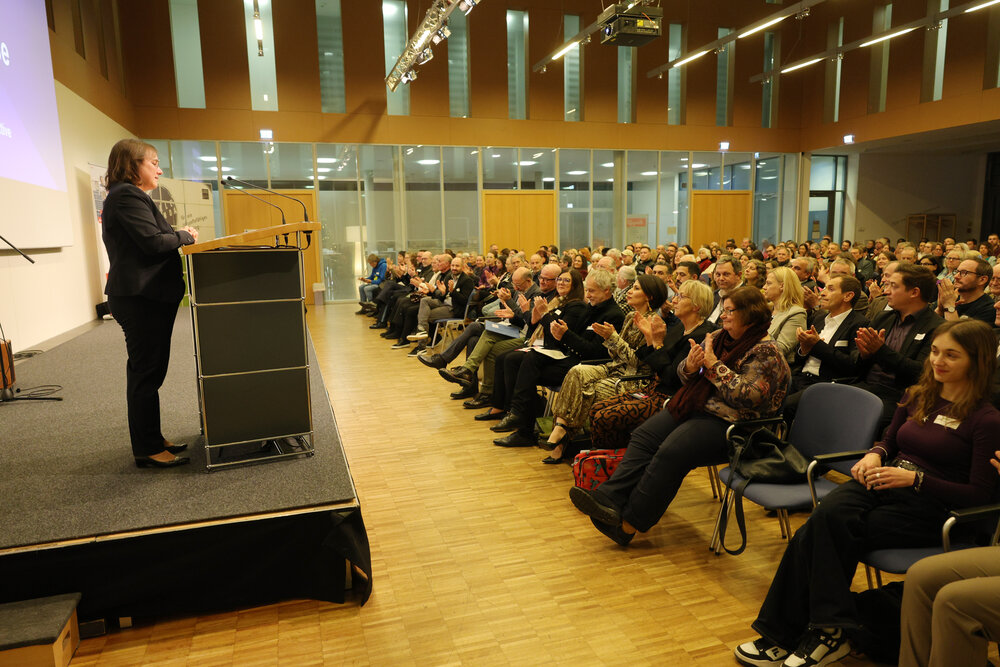 Blick auf Zuschauerreihen in einem Saal