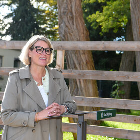 OB Eva Weber vor Bauzaun