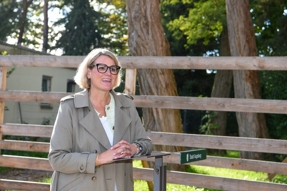 OB Eva Weber vor Bauzaun