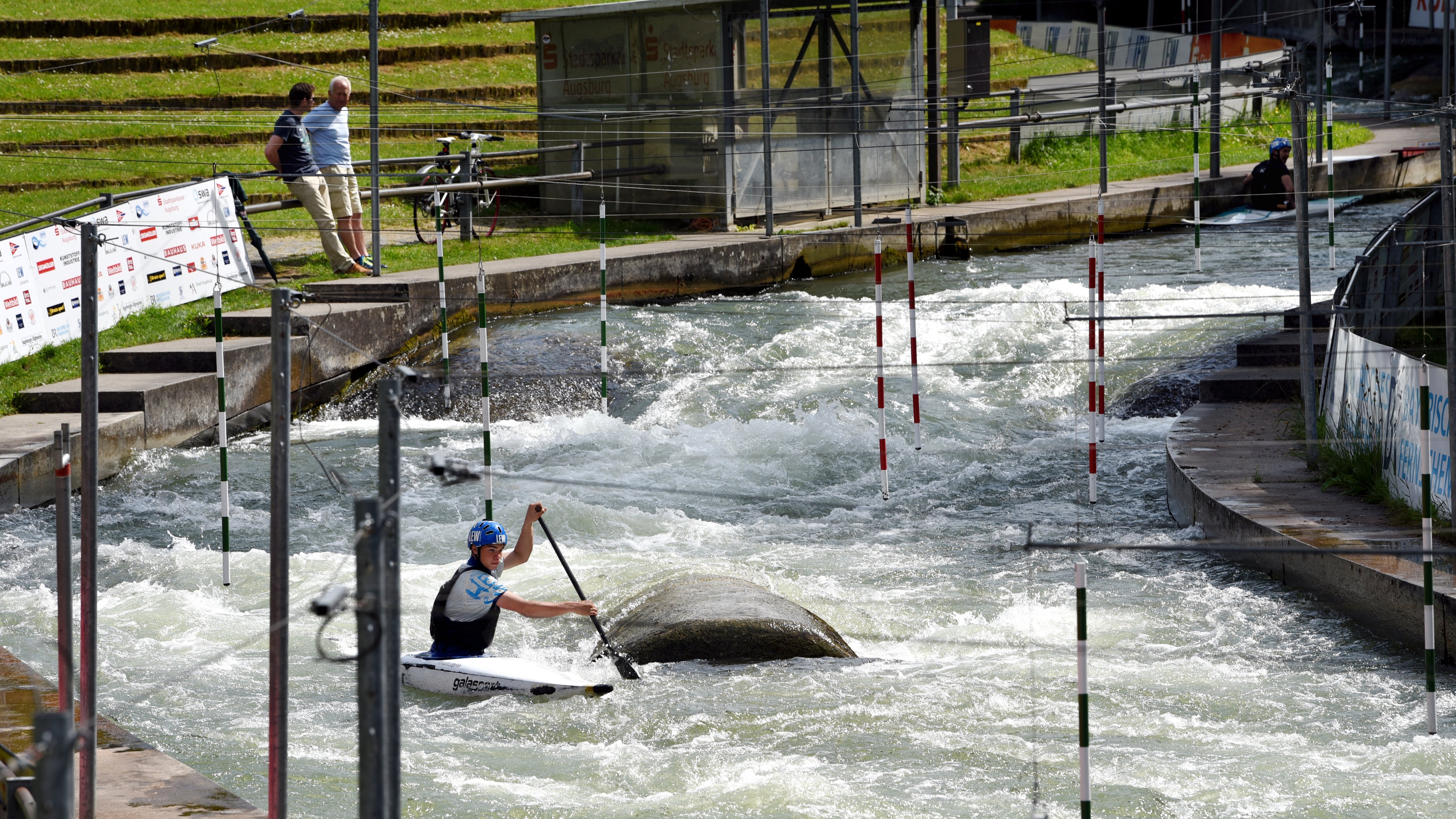 Ein Kanute beim Training auf der Olympiastrecke des Eiskanals.