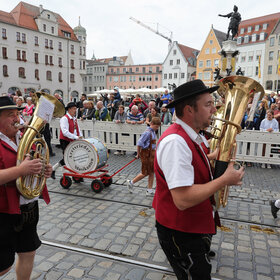 Musikkapellen beim Festumzug
