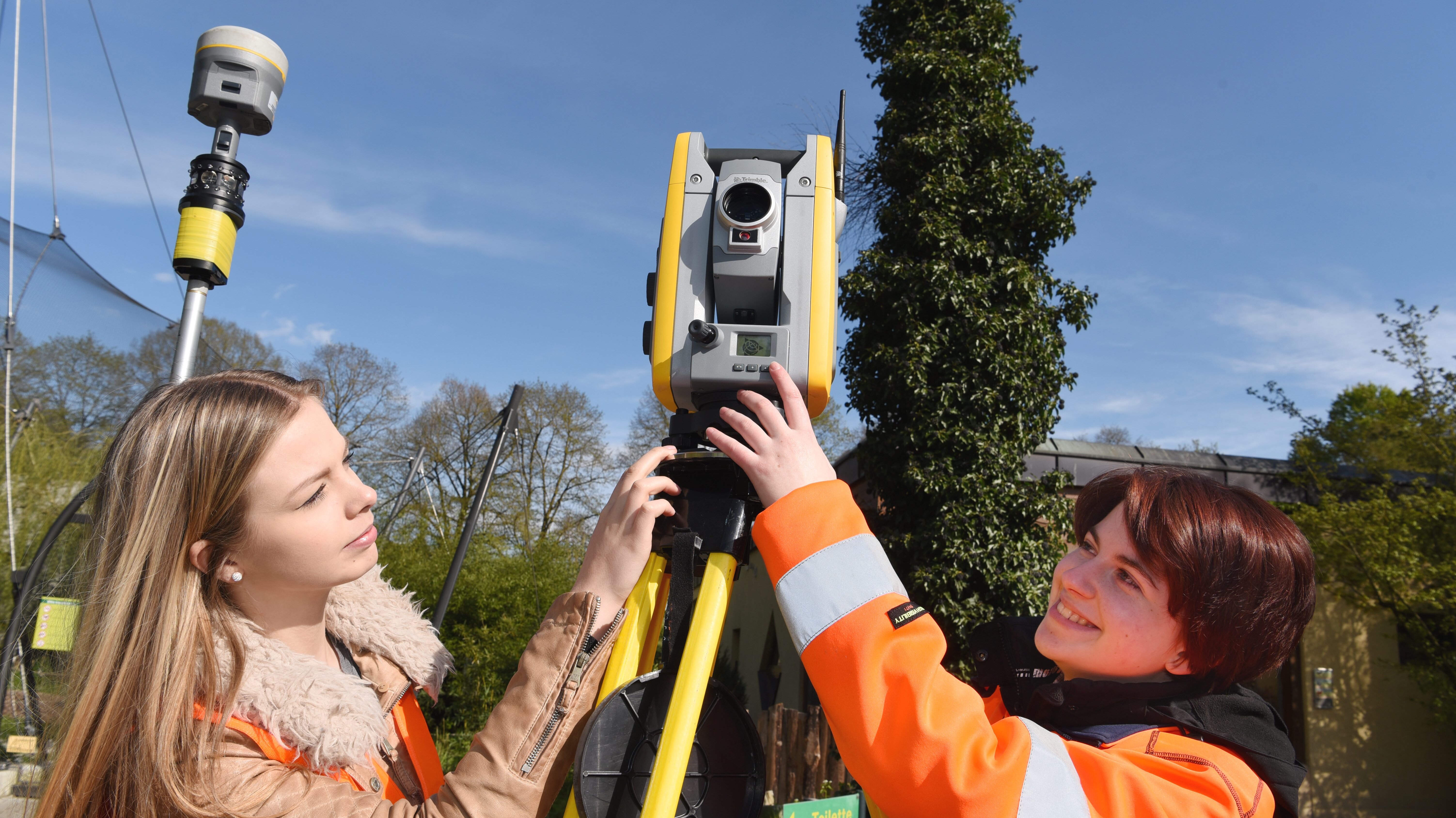 Zwei junge Frauen mit einem Vermessungsgerät