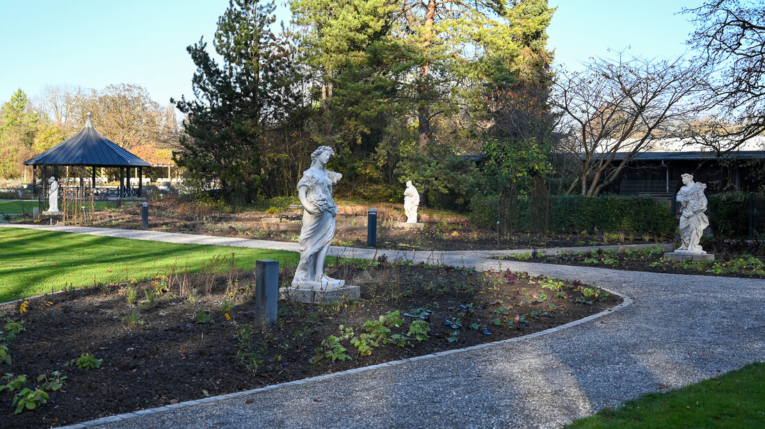 Die Figuren der vier Jahreszeiten sind nun ein neuer Teil des Botanischen Gartens geworden 