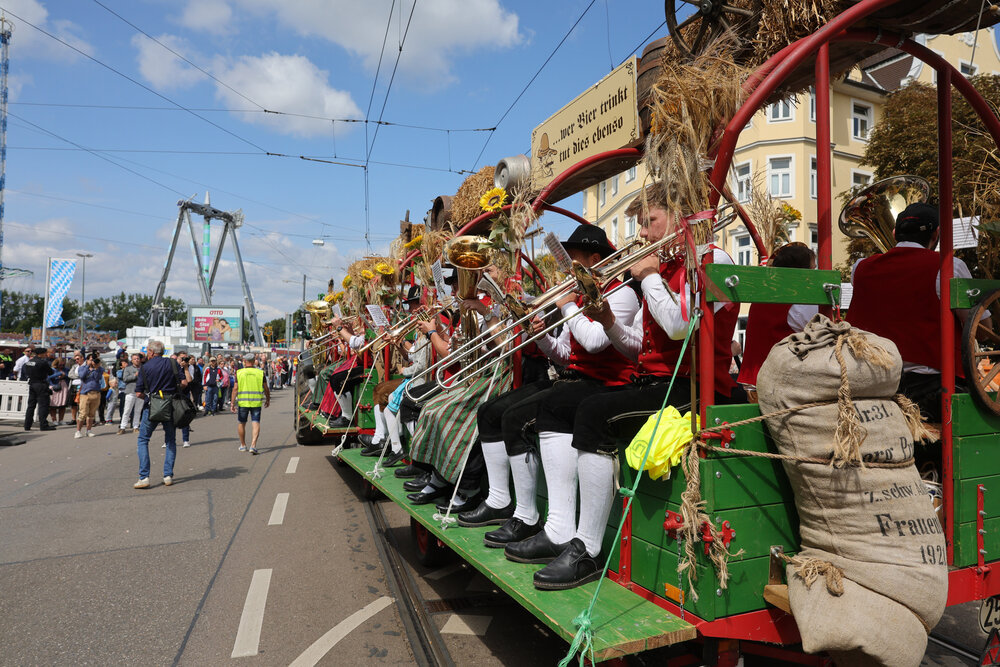 Festumzug auf dem Weg zum Plärrergelände