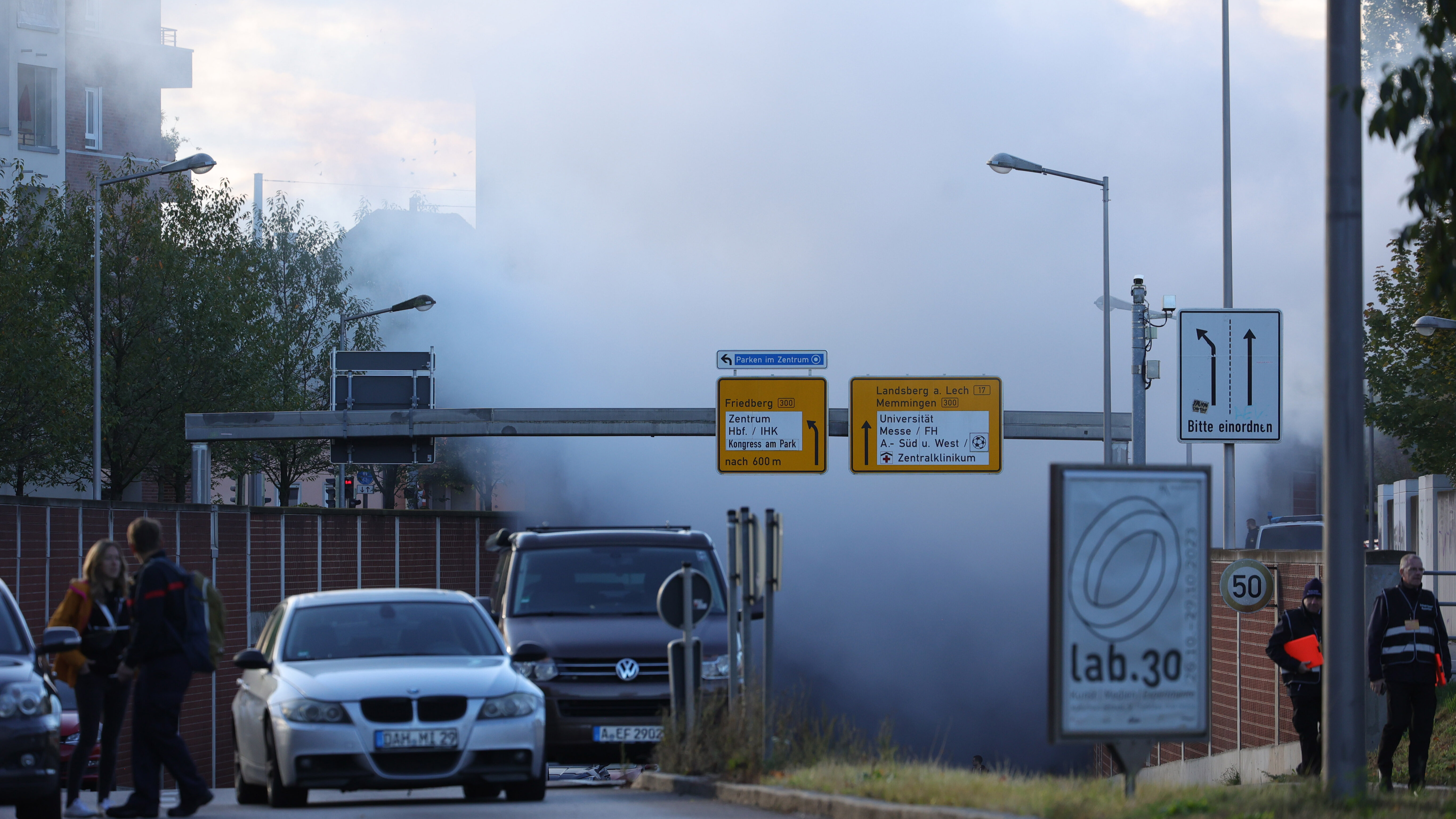 Feuerwehrübung: Rauch steigt aus Tunnel auf, Autos im Vordergrund.