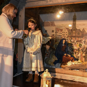 Oberbürgermeisterin Eva Weber und das Engelchen eröffnenden Christkindlesmarkt. 