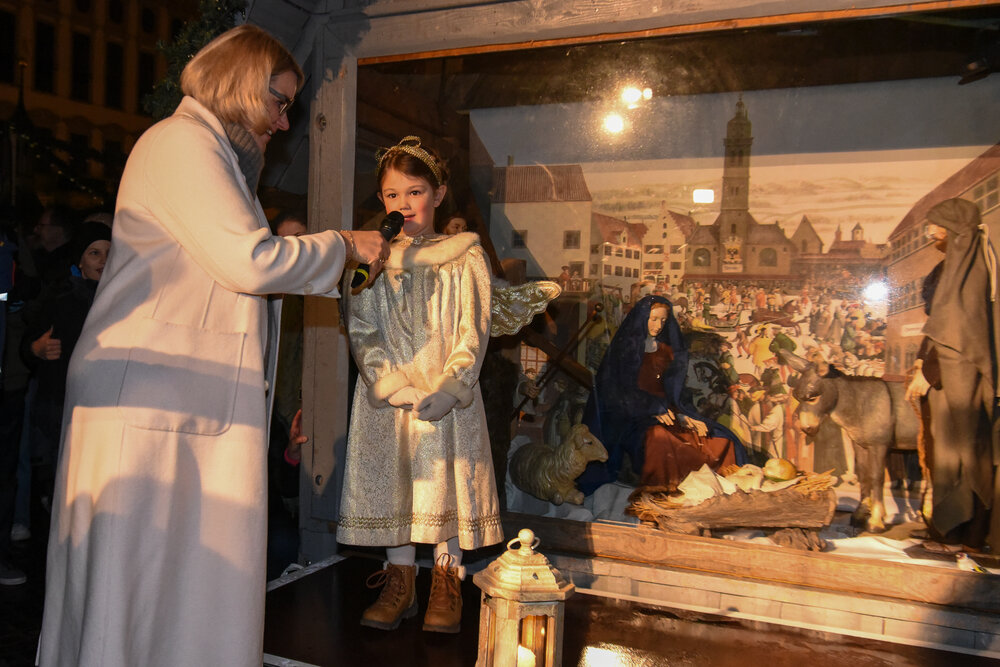 Oberbürgermeisterin Eva Weber und das Engelchen eröffnenden Christkindlesmarkt. 