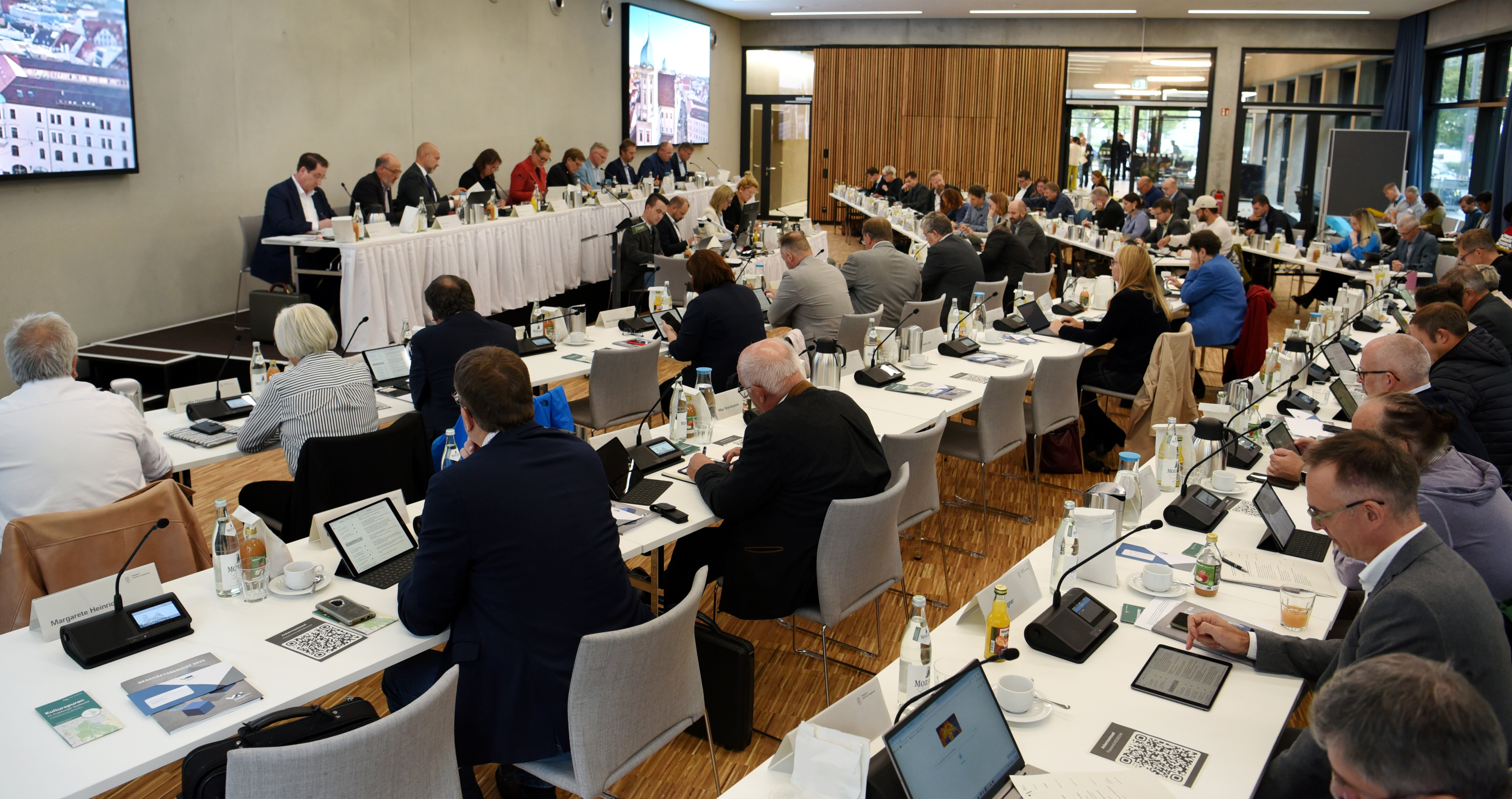 Der Augsburger Stadtrat bei einer Sitzung in der Firmenzentrale der WBG.