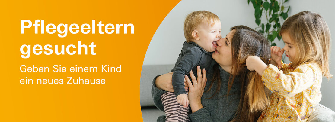 eine Frau hat ein Baby auf dem Arm, daneben steht ein kleines Mädchen