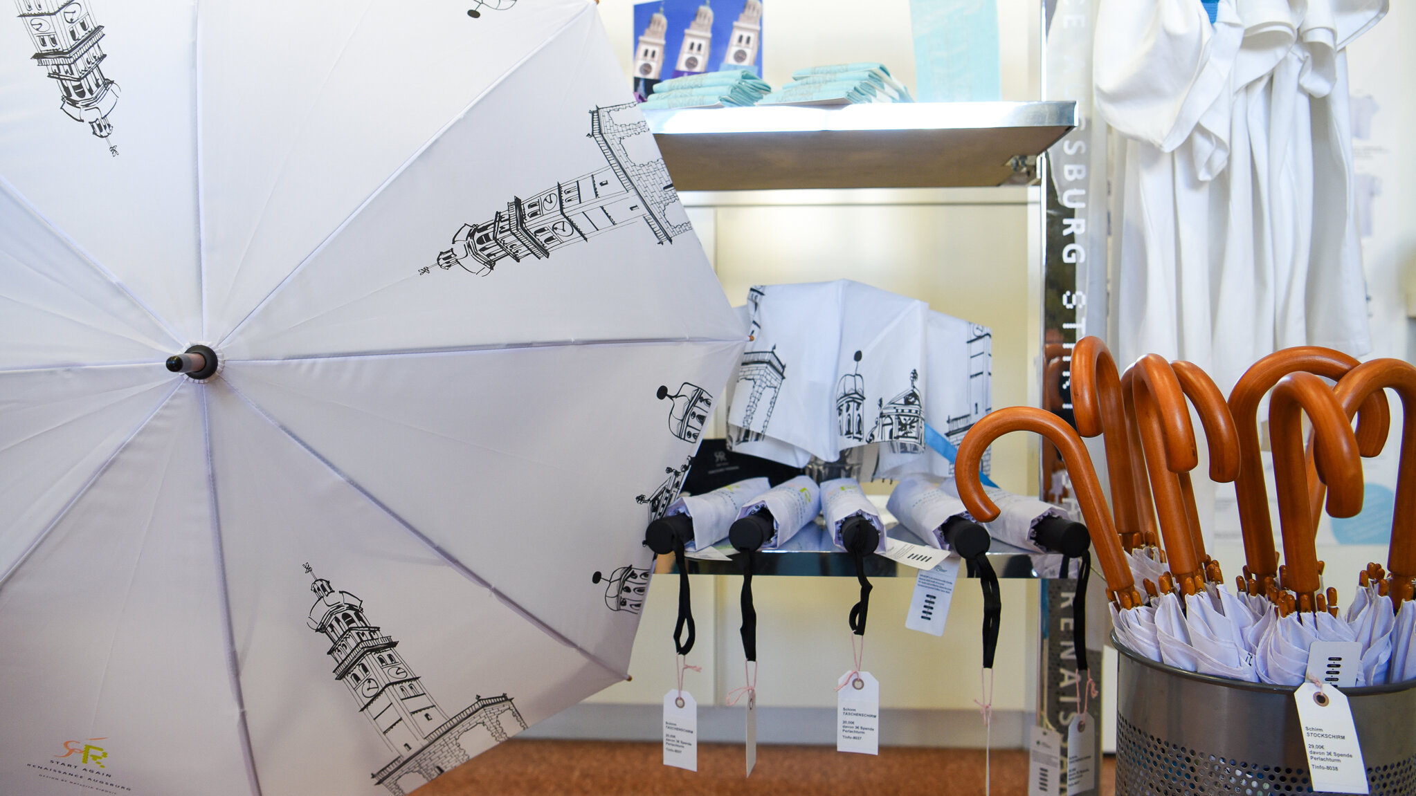 Regenschirme mit Perlachturmmotiv.