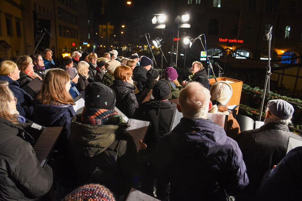 Eröffnung des Christkindlesmarkt mit Turmbläsern und Chor