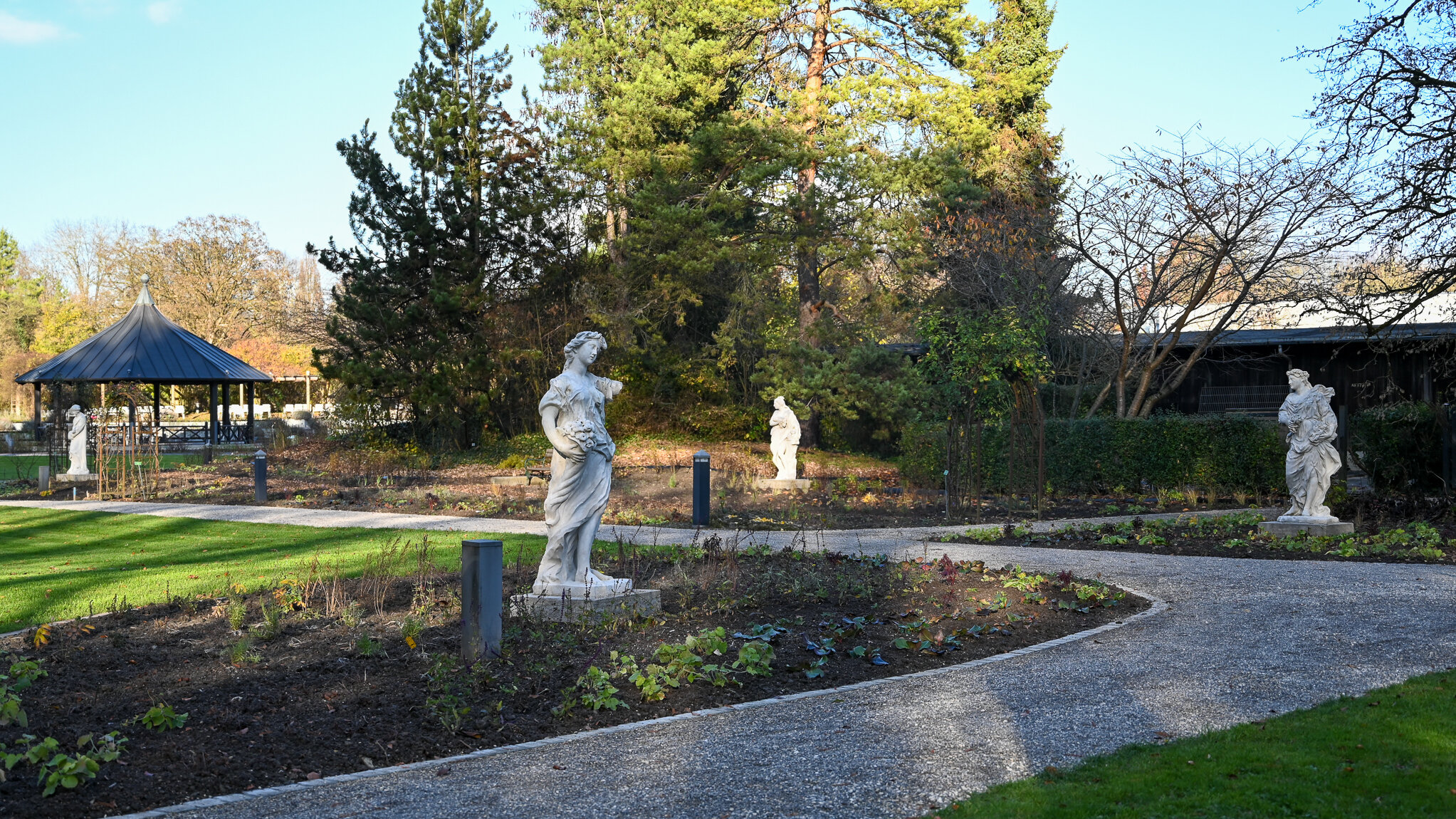 Die Figurengruppe "Vier Jahreszeiten", bestehend aus Frühling, Sommer, Herbst und Winter, steht im Botanischen Garten
