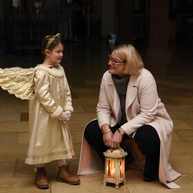 Oberbürgermeisterin Eva Weber im Gespräch mit dem Engelchen zur Eröffnung