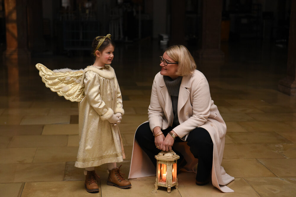 Oberbürgermeisterin Eva Weber im Gespräch mit dem Engelchen zur Eröffnung