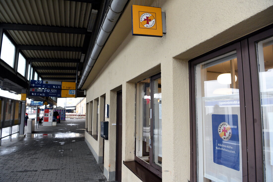 Gebäudeeingang mit Schild "Bahnhofsmission"