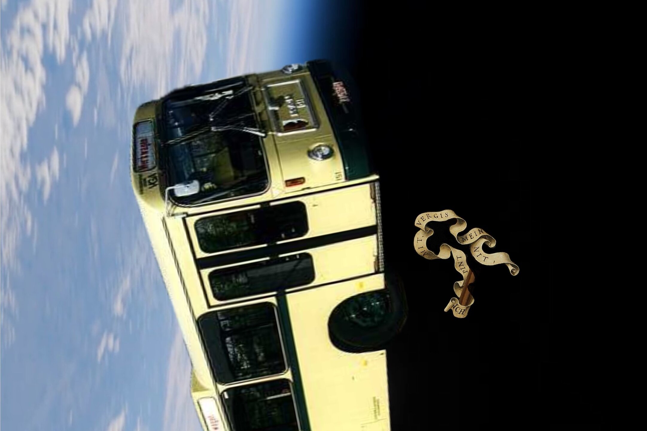 Ein Omnibus und ein Textband fliegen im Weltraum. Im Hintergrund ist ein Ausschnitt der Erde zu sehen.