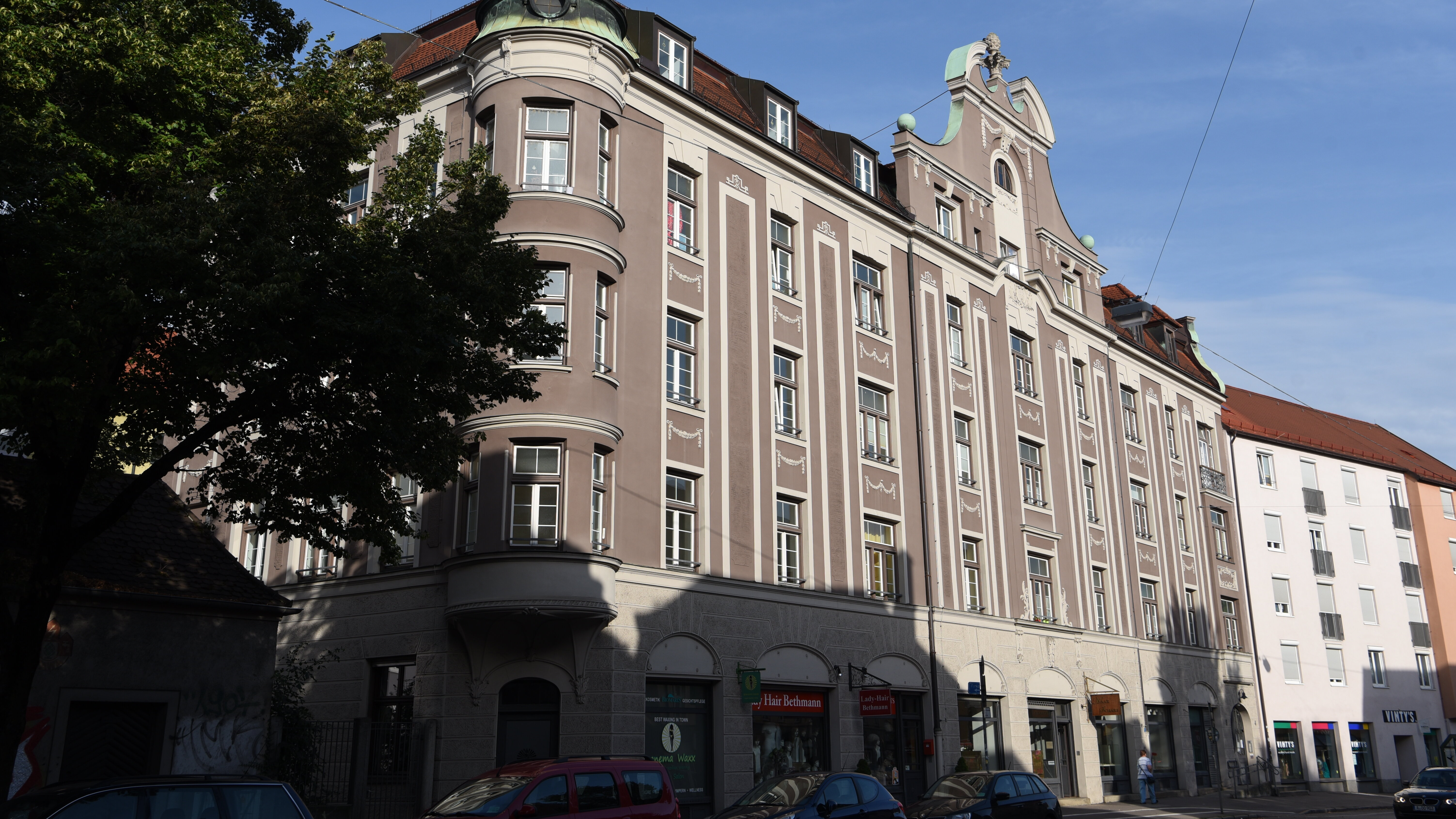 Ein großes, historisches Gebäude von außen