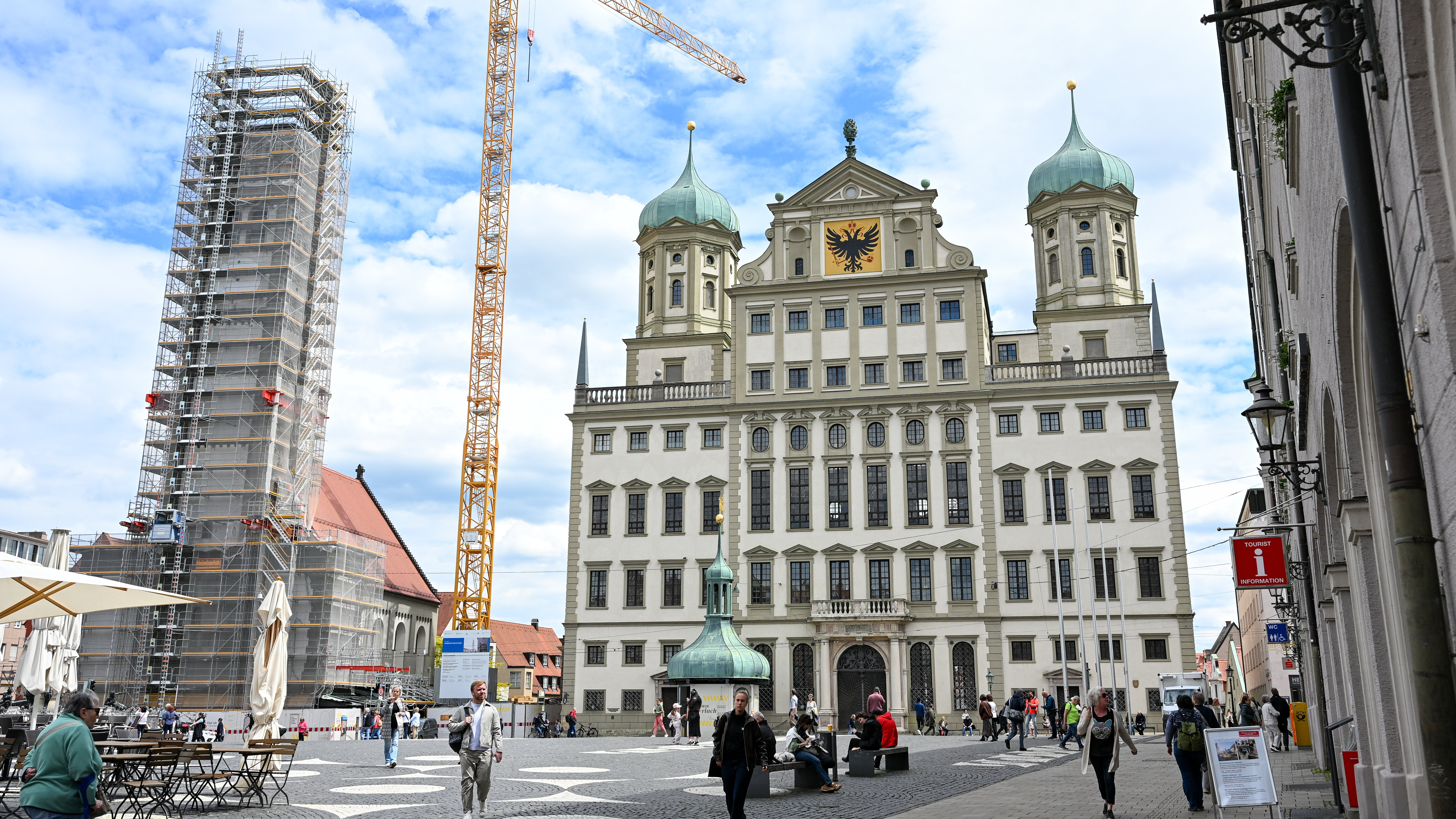 Der Perlachturm ist von einem Baugerüst umhüllt. Daneben steht das Augsburger Rathaus