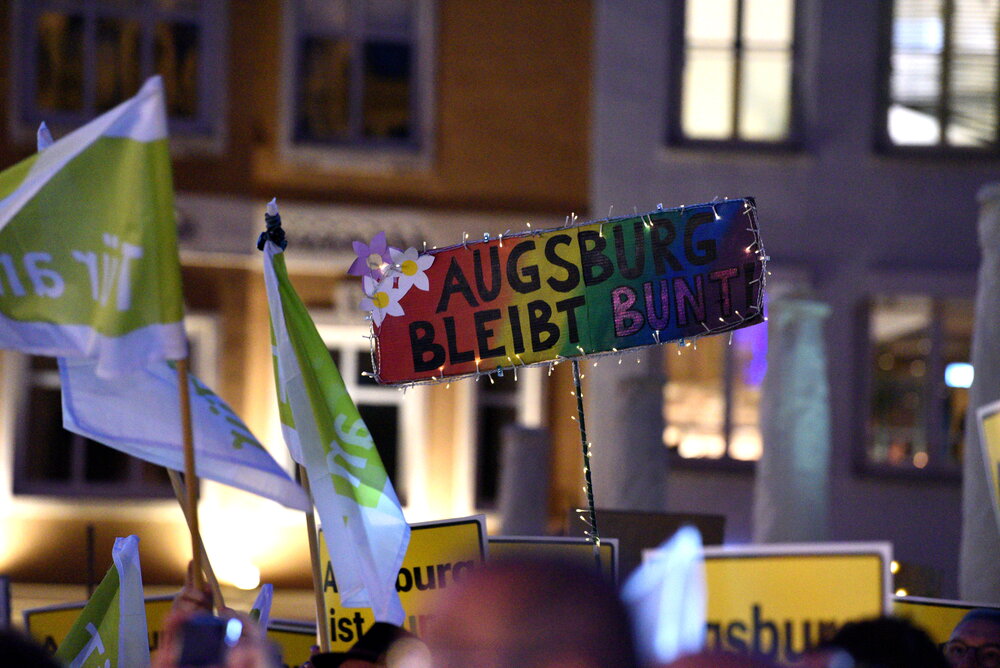 Plakat mit der Aufschrift "Augsburg bleibt bunt"