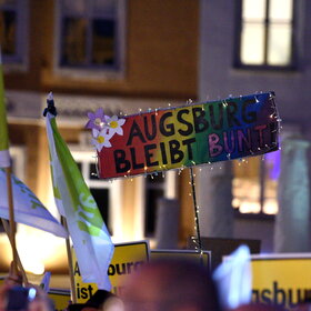 Plakat mit der Aufschrift "Augsburg bleibt bunt"