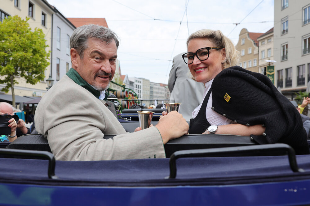 Söder und Weber in einer kutsche beim Festumzug