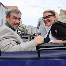 Söder und Weber in einer kutsche beim Festumzug