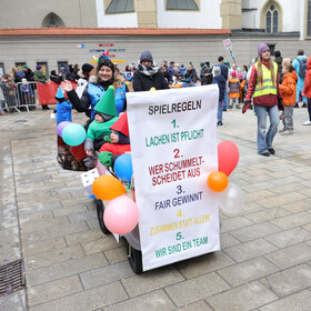 Zum vierten Mal fand am Rosenmontag 2026 in der Stadtmitte der Gaudiwurm statt.