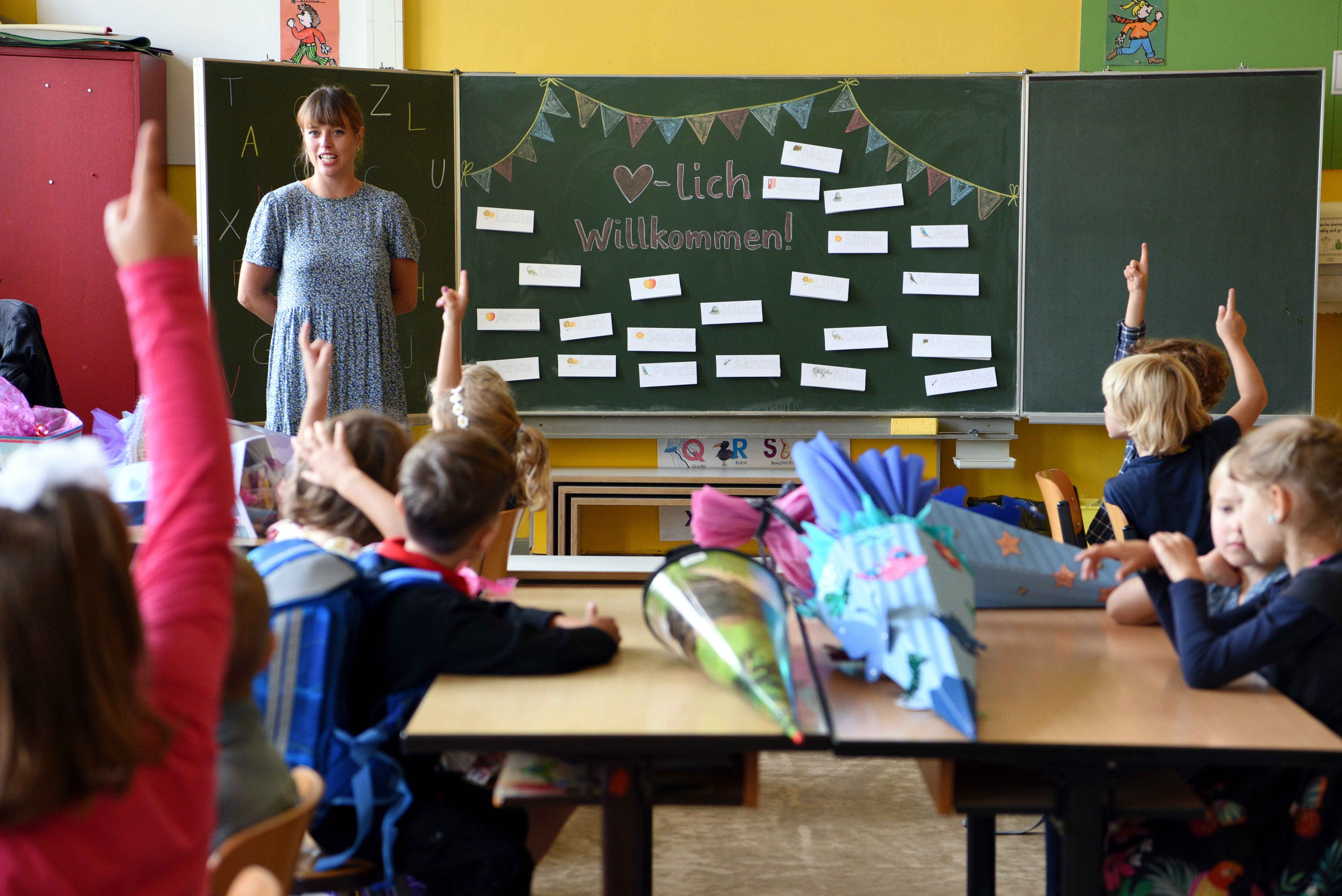 Kinder mit Schultüten in einem Klassenzimmer