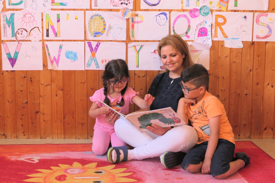 Pädagogische Assistenzkraft Hiend Muslmani beim Vorlesen