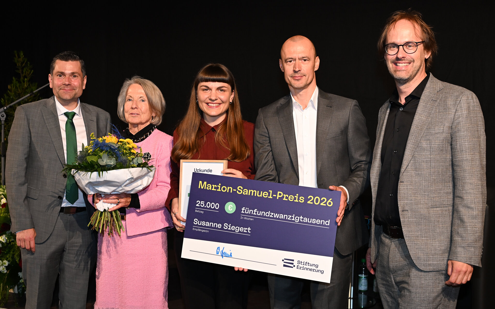 Marion-Samuel-Preisverleihung 2026. OB Dr. Florian Freund, Ingrid Seinsch, Preisträgerin Susanne Siegert, Jörn Seinsch, Moderator Prof. Dr. Christian Kuchler (Uni Augsburg) 