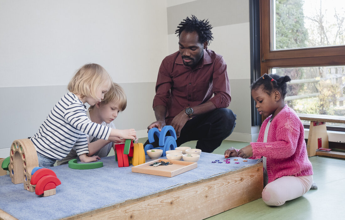 Erzieher beim Bauen und Konstruieren