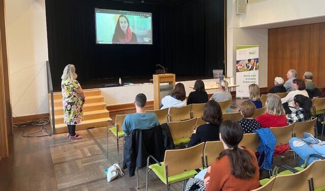 Anne Aufdembrinke von der Stiftung Haus der kleinen Forscher mit ihrem digitalen Live-Grußwort