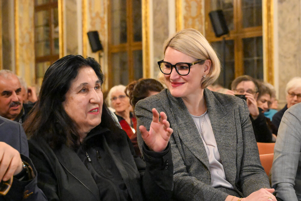 Oberbürgermeisterin Eva Weber im Gespräch mit  Emine Sevgi Özdamar. 