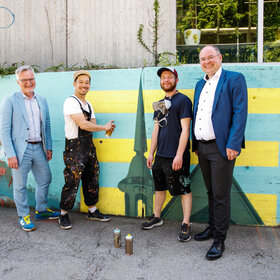 Vorstellung des Murals mit Künstlerduo Mooz Walls, Ordnungsreferent Frank  Pintsch und Kulturreferent Jürgen K. Enninger