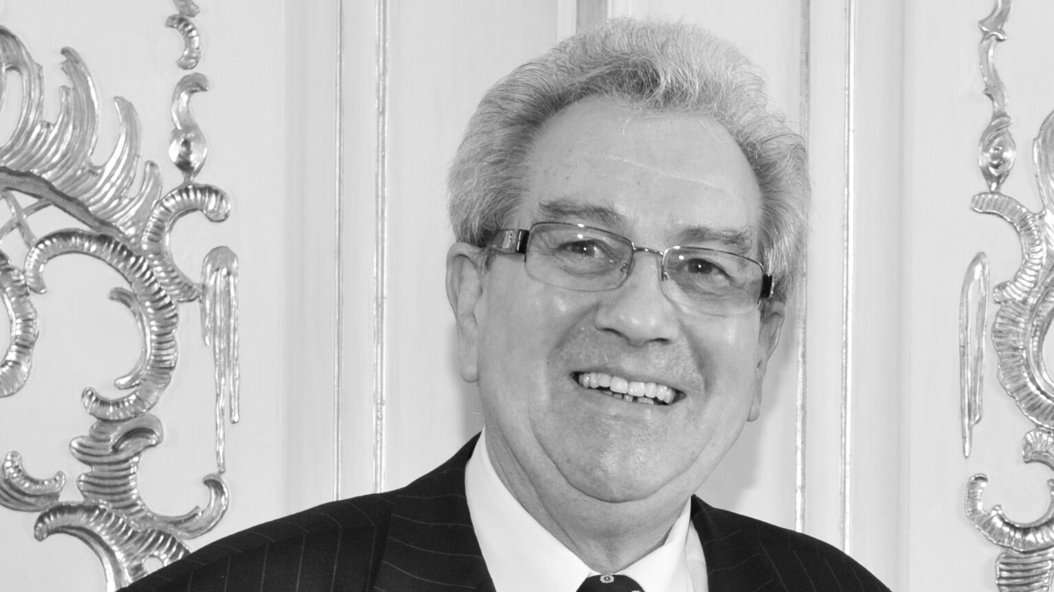 Schwarz-Weiß-Porträt von Theo Gandenheimer. Er trägt Brille und Anzug