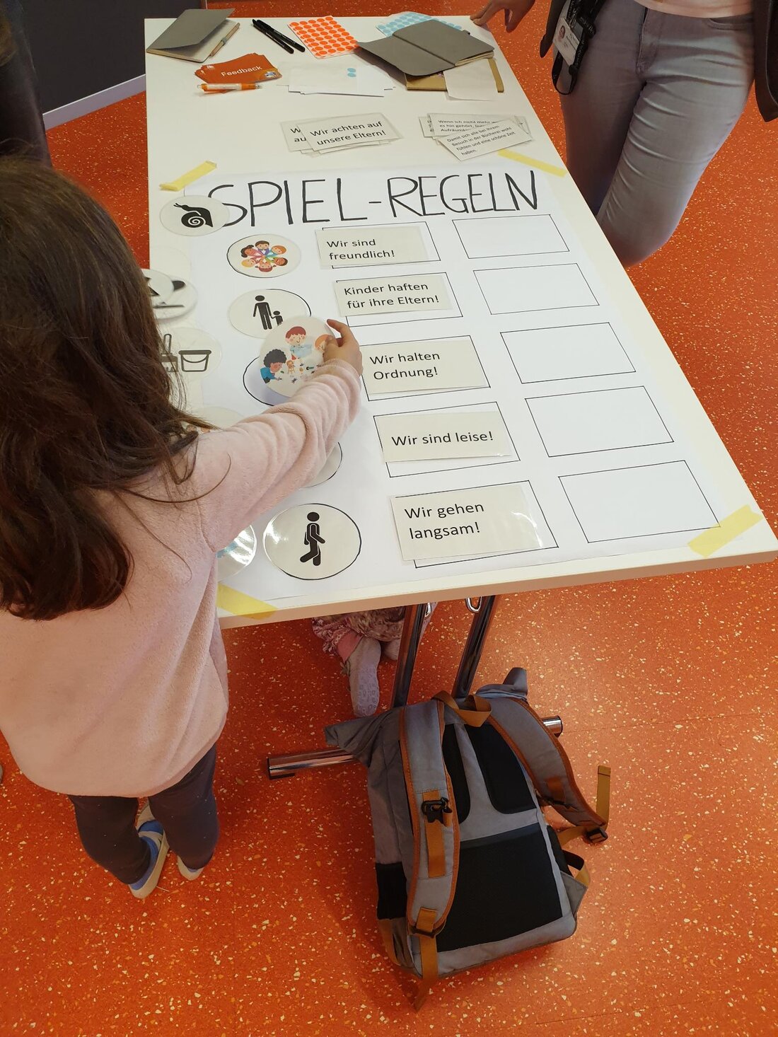 Ein Kind nimmt an der Mitmach-Station für Regeln in der Kinderbücherei teil.