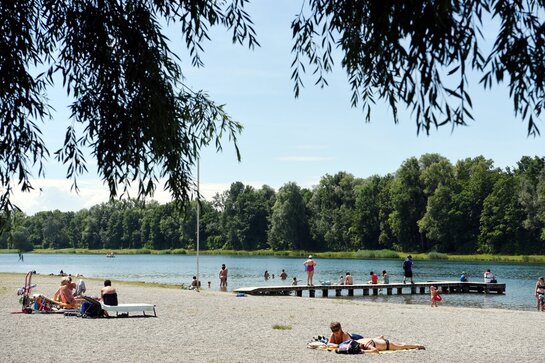 Menschen in Badekleidung am Kuhsee. 