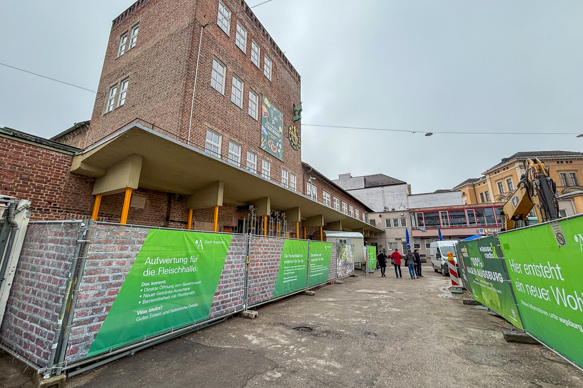 die Fleischhalle mit grünem Bauzaun 