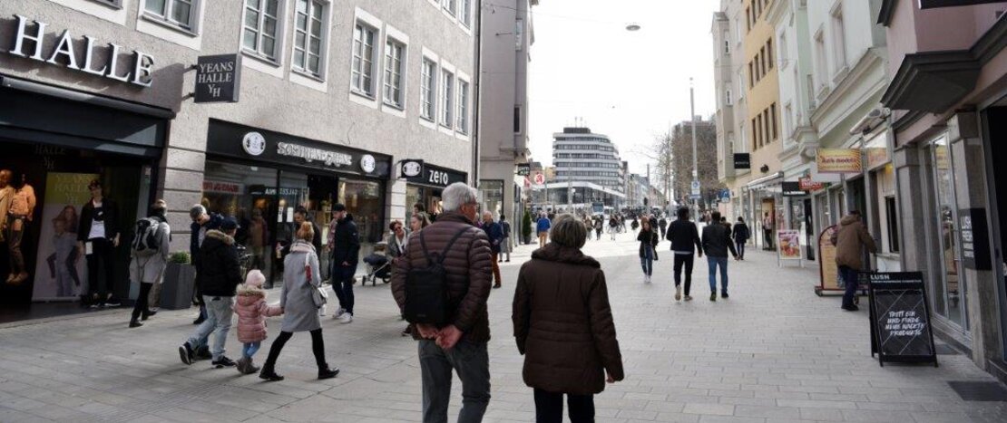 Menschen sind in der Fußgängerzone unterwegs