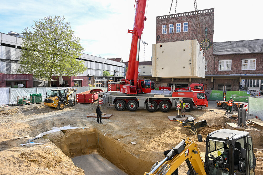 Einsetzen der Brunnenkammer auf dem Bauernmarkt. 