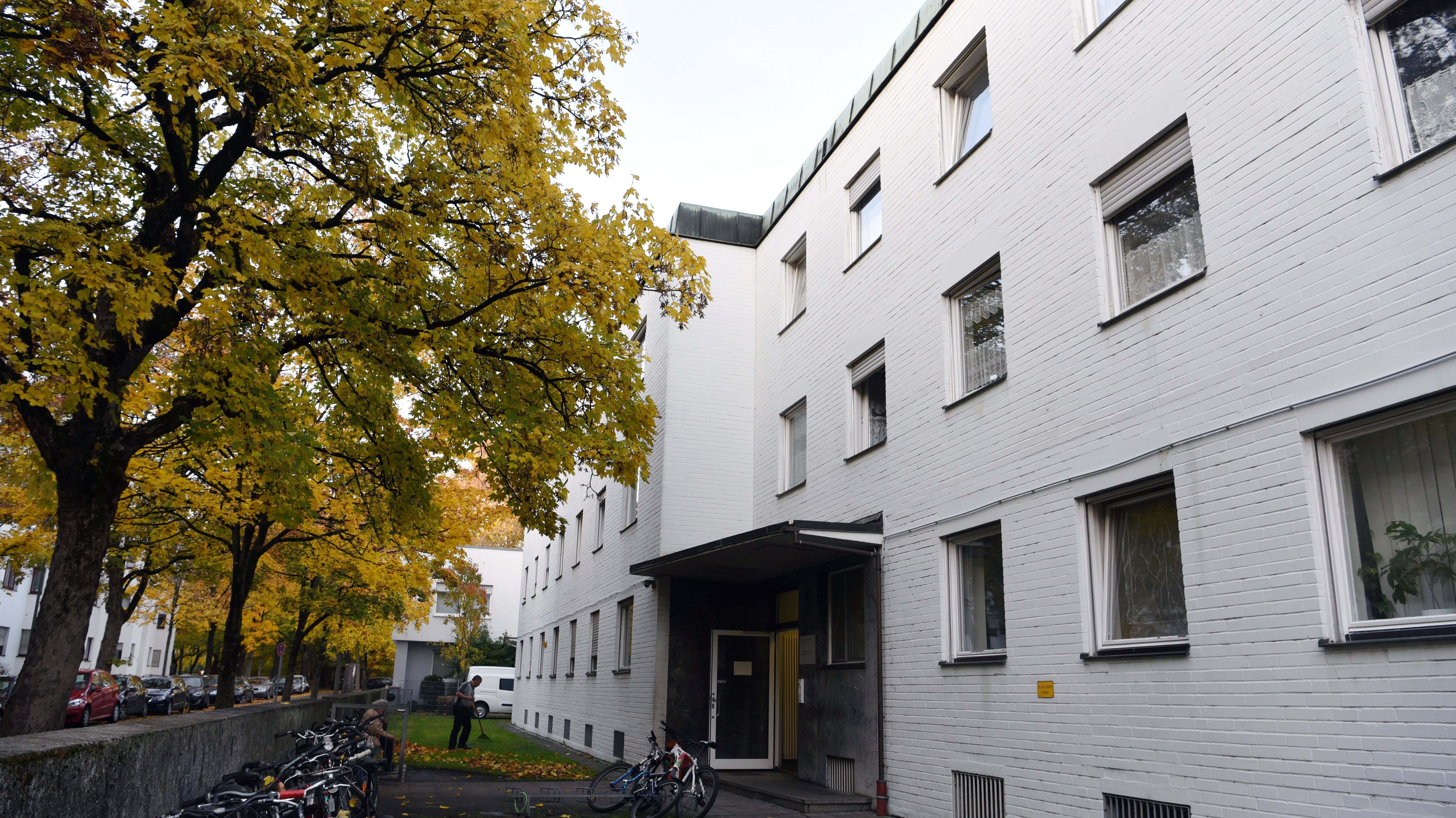 Ein dreistöckiges Haus von außen