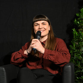 Susanne Siegert mit Mikro bei der Verleihung
