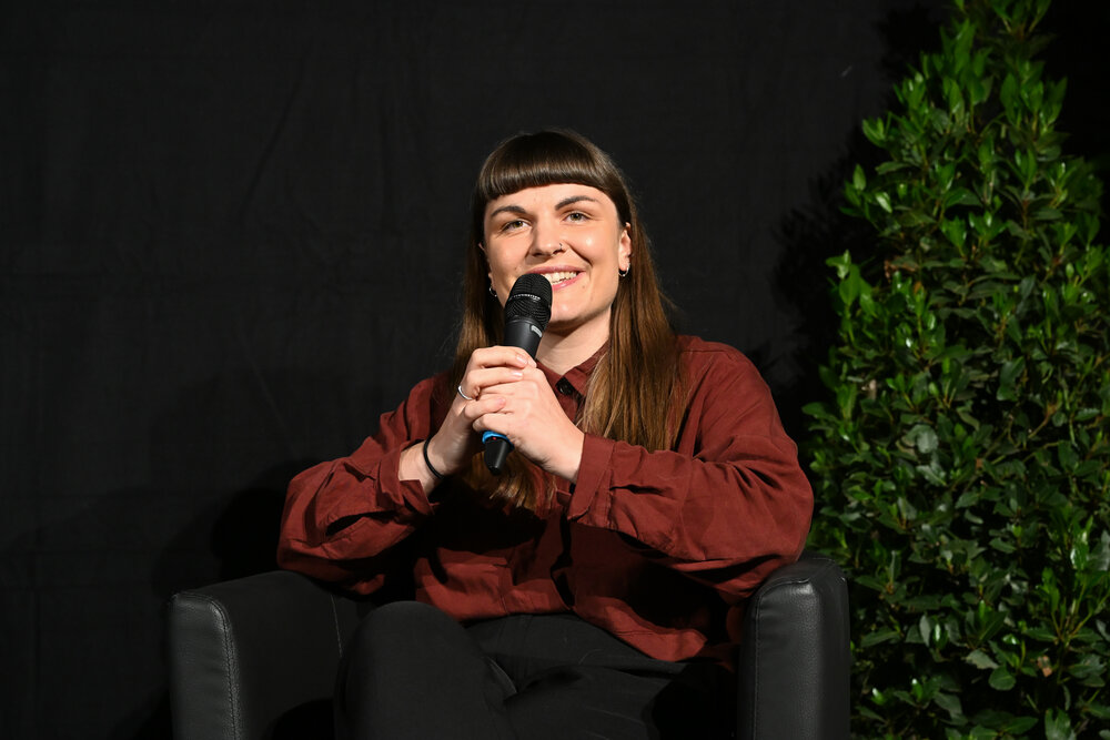 Susanne Siegert mit Mikro bei der Verleihung