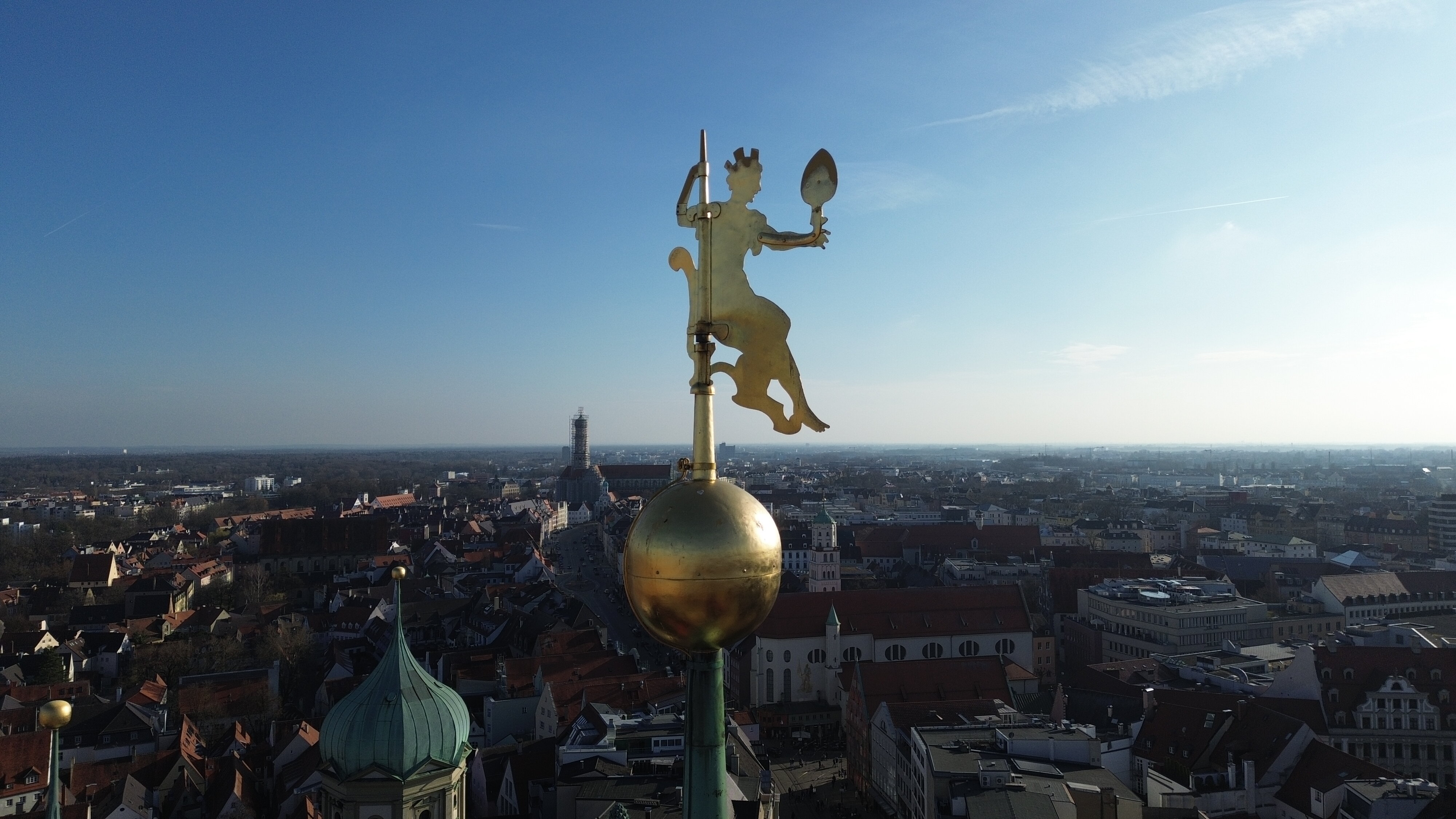 Eine Wetterfahne aus Metall auf der Spitze des Perlachturms