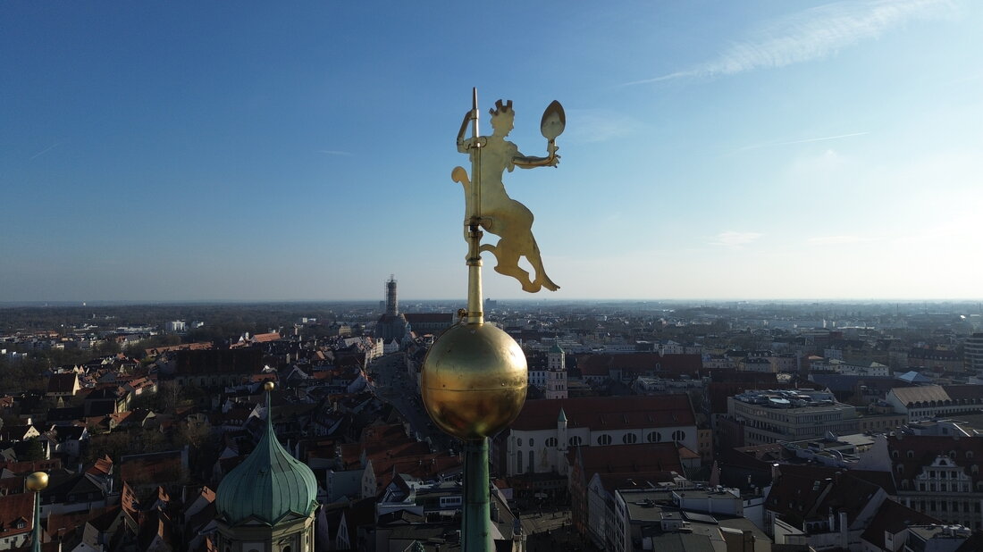 Eine Figur aus Metall auf der Spitze des Perlachturms