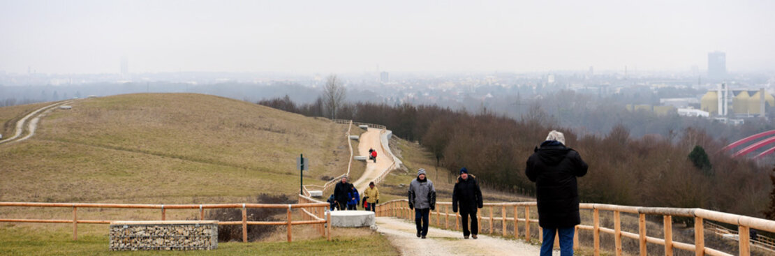 Sagenhafte Blicke in alle Richtungen bietet der Weg auf den Müllberg. Foto: Ruth Plössel/Stadt Augsburg