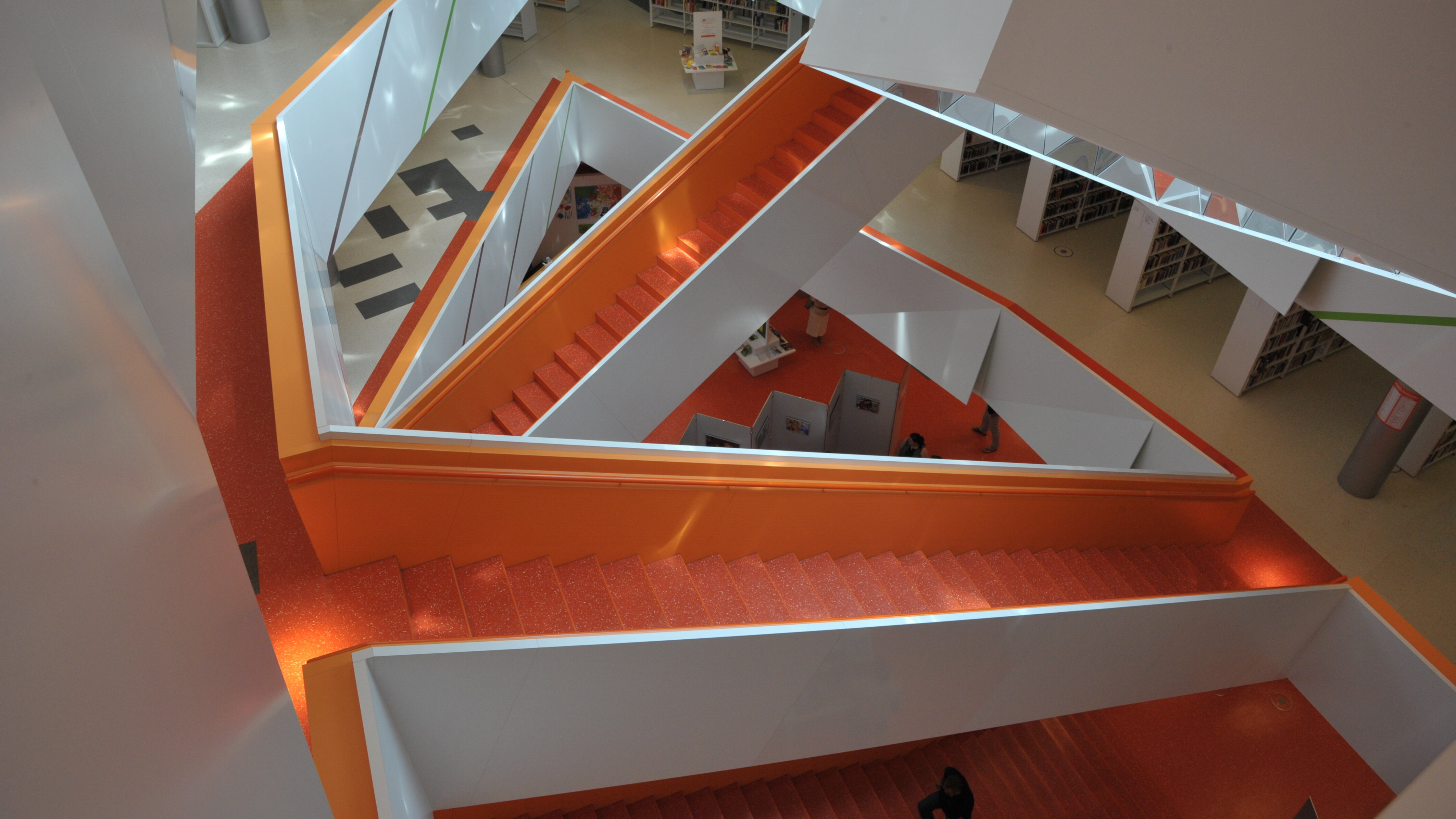 Das Foto zeigt die Stadtbücherei von innen.