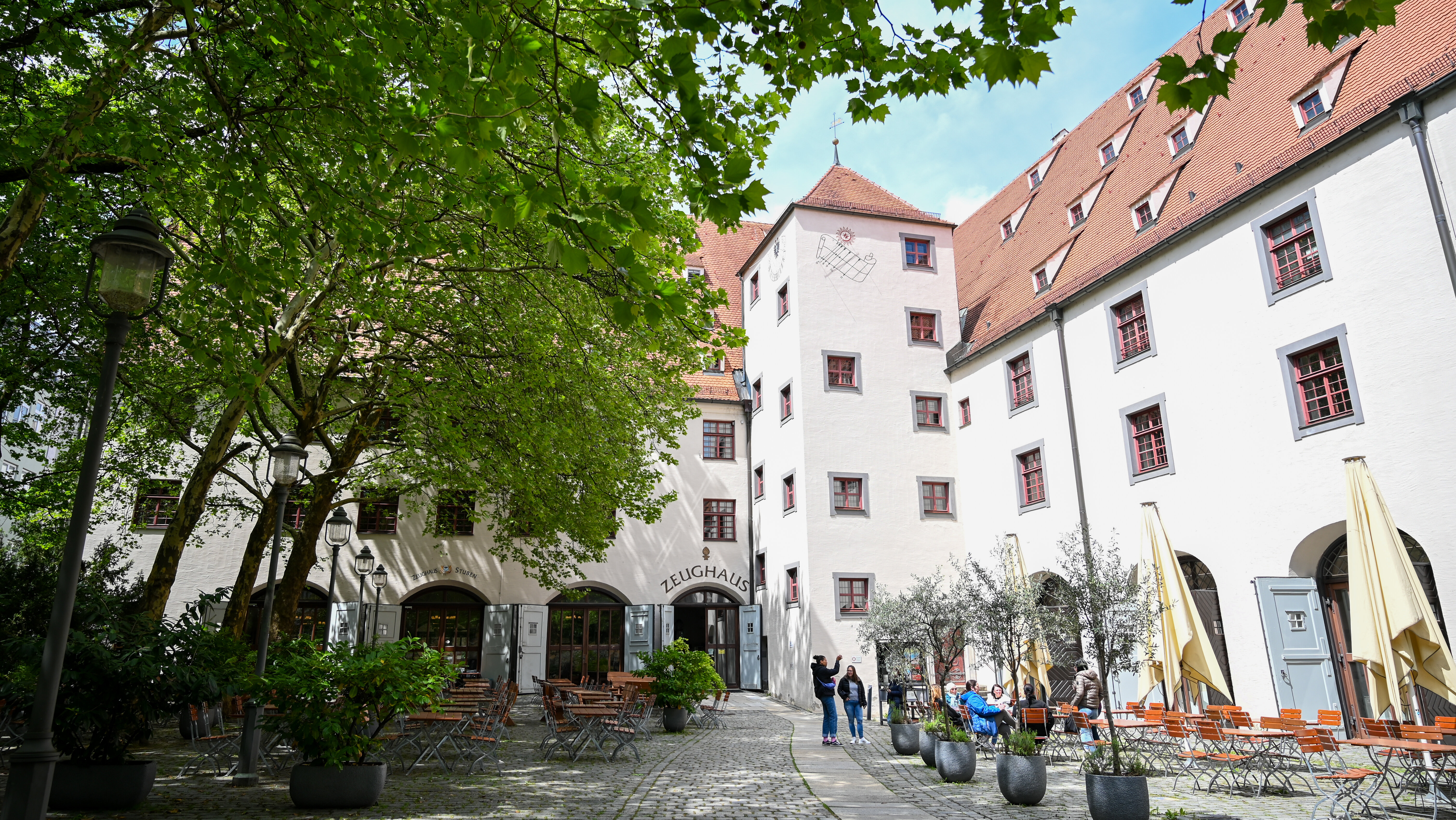 Ein großes historisches Gebäude von außen