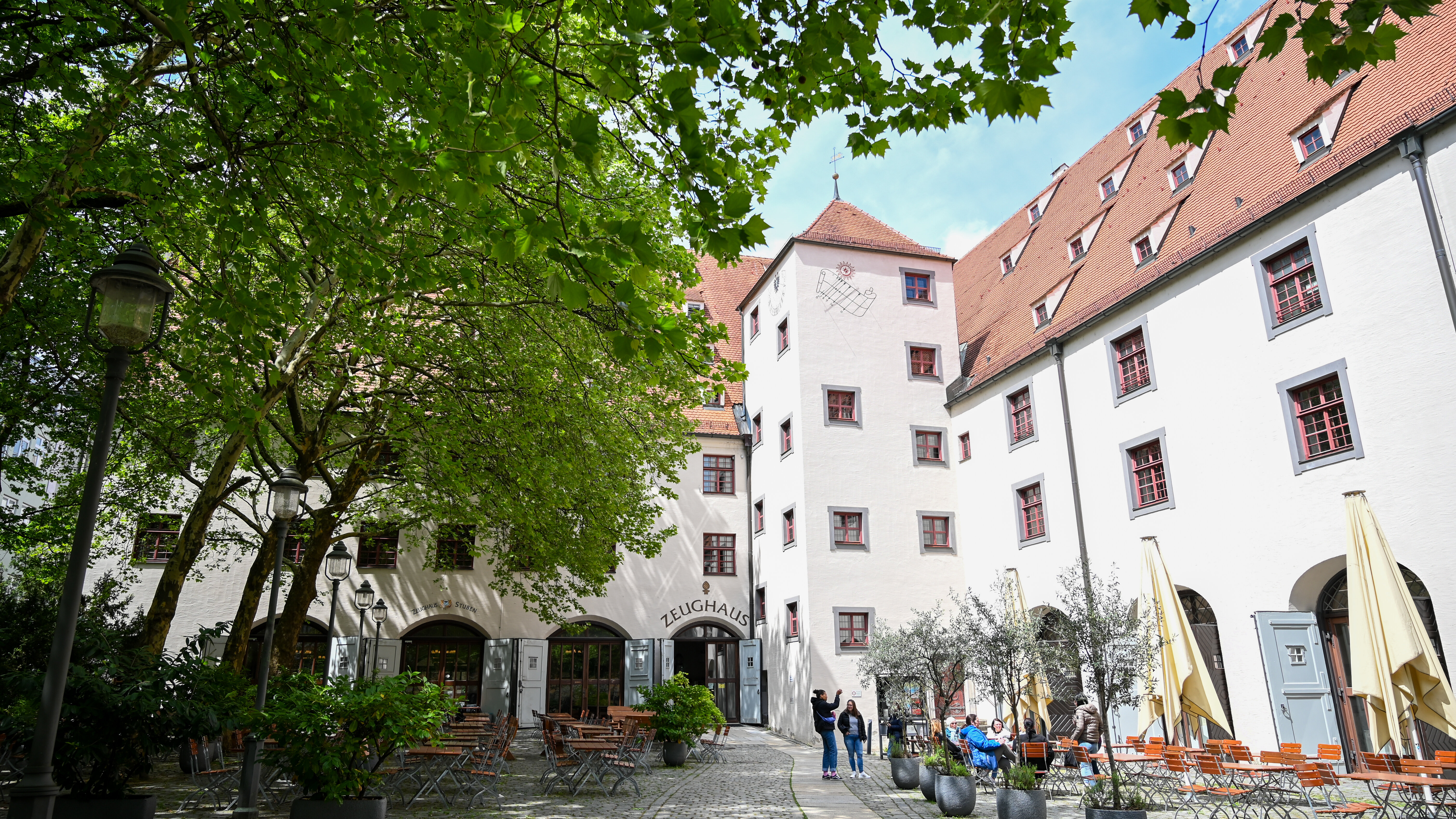 Das Foto zeigt das Zeughaus von außen und den Innenhof